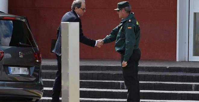 El presidente de la Generalitat de Cataluña, Quim Torra (i), saluda a un guardia civil a su llegada hoy a la cárcel madrileña de Estremera para visitar por segunda vez en quince días a los exconsellers Oriol Junqueras, Jordi Turull, Joaquim Forn, Josep Ru