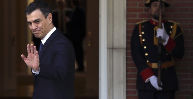 El presidente del Gobierno, Pedro Sánchez, en la entada del  Palacio de la Moncloa para recibir al presidente de Ucrania, Petro Poroshenko , en su primer acto oficial tras la toma de posesión de su cargo este sábado. EFE/Ballesteros