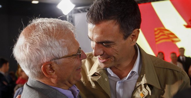 Fotografía de septiembre de 2015 del presidente del Gobierno y secretario general socialista Pedro Sánchez junto al expresidente del Parlamento Europeo (PE) y exministro de Obras Públicas, Josep Borrell (i) que será ministro de Exteriores en el nuevo Ejec