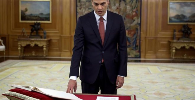 02/06/2018.- El líder del PSOE, Pedro Sánchez, ha prometido hoy ante el Rey el cargo de presidente del Gobierno, en un acto en el Palacio de la Zarzuela en el que la novedad ha sido que por primera vez en democracia, lo ha hecho ante la Constitución, pero