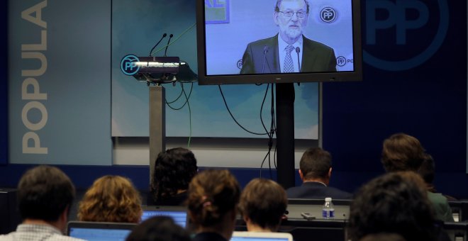 Los informadores siguen a través de un monitor la intervención del líder del PP, Mariano Rajoy, en la reunión del Comité Ejecutivo Nacional del partido, la primera tras  perder el Gobierno en una moción de censura. EFE/ Ballesteros