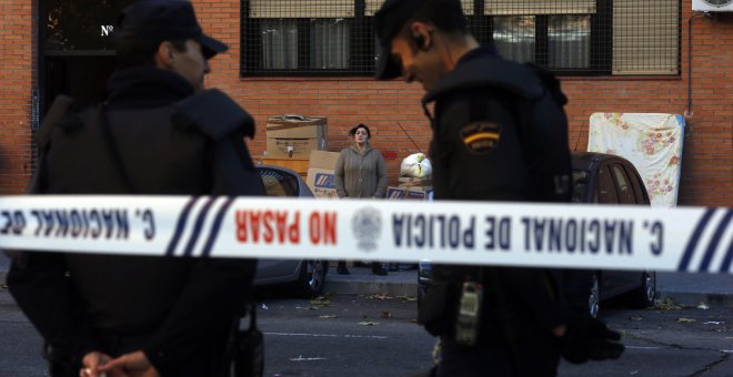 Dos agentes de Policía en un desahucio en Madrid. REUTERS/Susana Vera