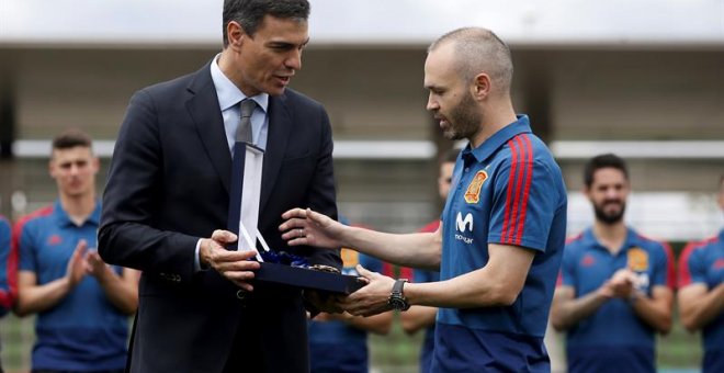 El presidente del gobierno Pedro Sánchez y el centrocampista Andrés Iniesta, durante la visita del presidente al combinado español tras el entrenamiento de la Selección Española en la Ciudad del Fútbol de las Rozas. - EFE