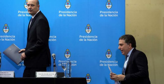 El presidente del Banco Central (izquierda) y el ministro de Hacienda, Nicolás Dujovne, (derecha) llegan a la conferencia de prensa en la que presentaron el acuerdo con el FMI. (MARCOS BRINDICCI | REUTERS)