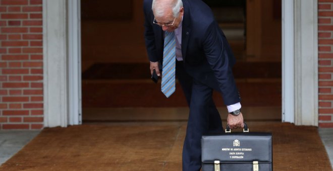 Josep Borrell recoge su cartera a su llegada al primer Consejo del nuevo Gobierno. REUTERS/Susana Vera