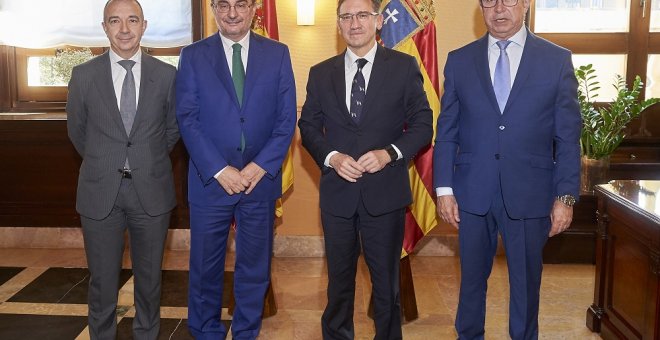 De izquierda a derecha: el consejero de Hacienda y Administración Pública del Gobierno de Aragón, Fernando Gimeno; el presidente del Gobierno de Aragón, Javier Lambán; el director general de la Fundación Bancaria ”la Caixa”, Jaume Giró; y el director Terr