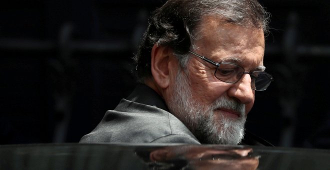 El presidente del PP, Mariano Rajoy, al abandonar el Congreso tras la moción de censura que le desalojó del Gobierno. REUTERS/Sergio Perez