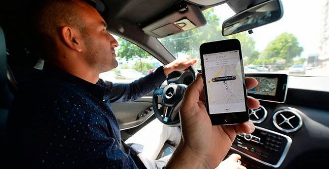 Un conductor de Uber, al volante de un vehículo de la plataforma. EFE/Archivo