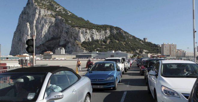 Tráfico a la entrada de la frontera entre España y Gibraltar. / EFE