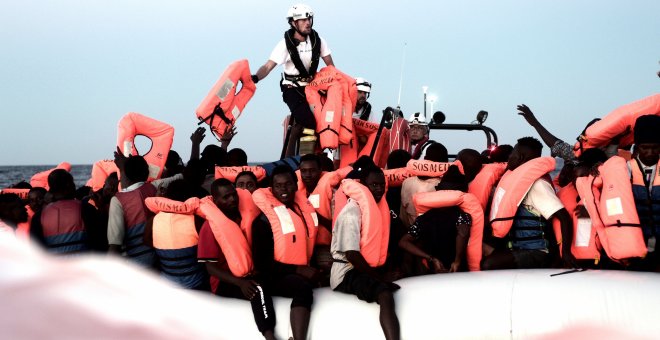 Personal de rescate del Aquarius ponen a salvo a un grupo de personas migrantes a la deriva, frente a las costas de Libia.- REUTERS/ Karpov