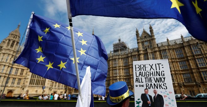 Manifestantes antibrexit, ante el Parlamento británico. / PETER NICHOLLS (REUTERS)