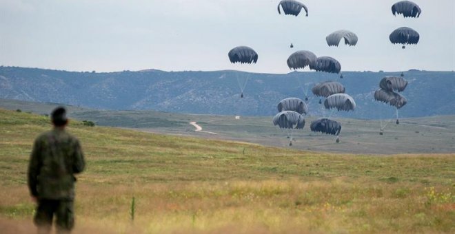 Paracaidistas en el campo de maniobras militares de San Gregorio, en Zaragoza. / EFE