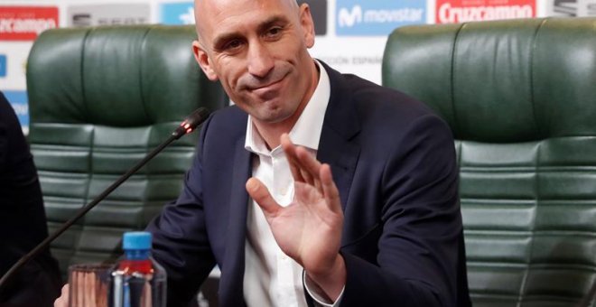 El presidente de la Federación Española de Fútbol, Luis Rubiales, posa durante la rueda de prensa en la que ha anunciado la destitución de Lopetegui. /EFE