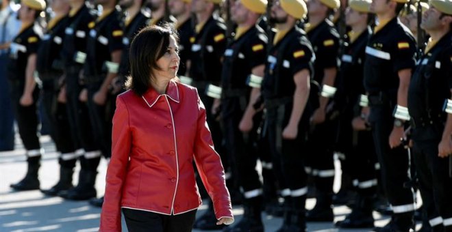 GRAF9296. TORREJÓN DE ARDOZ (ESPAÑA), 13/06/2018.- La ministra de Defensa, Margarita Robles, pasa revista durante la visita a la Unidad Militar de Emergencias, esta mañana en la base aérea de Torrejón de Ardoz.- EFE/Fernando Villar