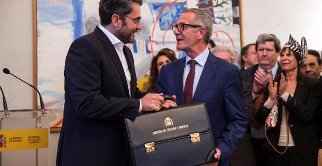 El ministro de cultura y Deporte, José Guirao (d), durante el traspaso de carteras con el ministro saliente Máxim Huerta (i), hoy en el ministerio de Cultura y Deporte en Madrid. - EFE