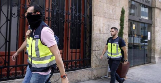 Un grupo de agentes de la UDEF durante una operación en 2016 desplegada en Valencia. Foto: EFE