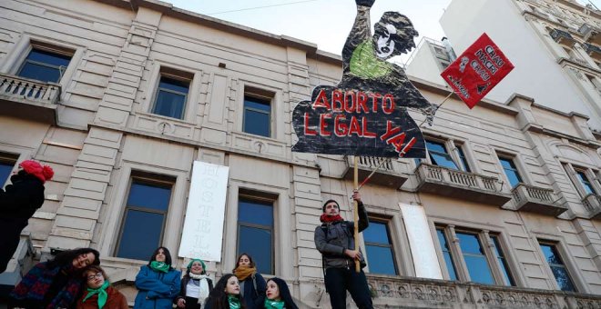 Miles de personas festejan la aprobación de la despenalización del aborto por parte de la Cámara de Diputados hoy, jueves 14 de junio de 2018, en las inmediaciones de la plaza del Congreso en Buenos Aires. (DAVID FERNÁNDEZ | EFE)