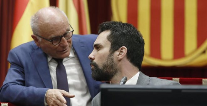 06/06/2018.- El presidente del Parlament, Roger Torrent, y el secretario de la cámara catalana, Xavier Muro (i), durante el pleno del Parlament en el que el presidente de la Generalitat, Quim Torra, ha comparecido para dar cuenta de la estructura y la com