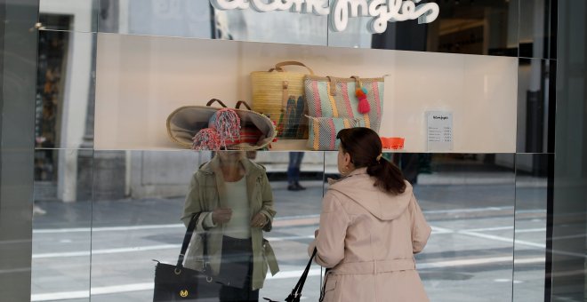 Una mujer mira el escaparate de una tienda de El Corte Inglés, en la calle Preciados de Madrid. REUTERS/Paul Hanna