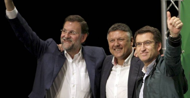 Telmo Martín, alcalde de Sanxenxo, junto al presidente de Galicia, Núñez Feijóo, y Mariano Rajoy/EFE