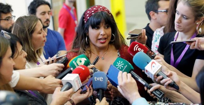 La coordinadora de Podemos en Andalucía, Teresa Rodríguez, atiende a los medios de comunicación durante el Consejo Ciudadano Estatal para analizar el nuevo escenario político con el Gobierno de Pedro Sánchez. EFE/Juan Carlos Hidalgo