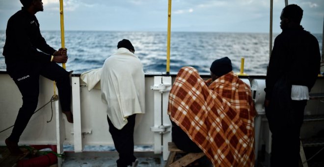 Varios migrantes en el interior del Aquarius. - AFP