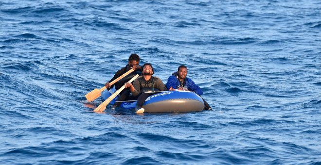 Varias personas intentan cruzar el Estrecho a bordo de una balsa de juguete.- SALVAMENTO MARÍTIMO