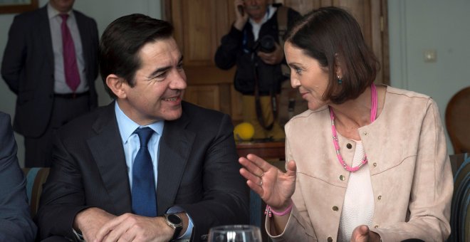 La ministra de Industria, Comercio y Turismo, Reyes Maroto, conversa con el consejero delegado del BBVA, Carlos Torres Vila, antes de su participación en el curs organizado por la APIE dentro de la programación de la Universidad Internacional Menéndez Pel