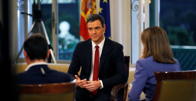 El presidente del Gobierno, Pedro Sánchez (c), acompañado por los presentadores Ana Blanco (d) y Sergio Martín. (JUANJO MARTÍN | EFE)