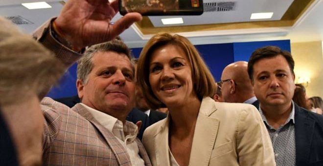 Foto distribuida por el PP en la que se puede ver a Cospedal haciéndose un 'selfie' con un seguidor cuyo móvil luce una bandera franquista. (Partido Popular)