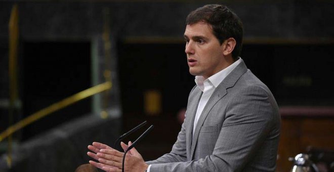 El presidente de Ciudadanos, Albert Rivera, durante su intervención en la sesión del pleno del Congreso celebrada hoy en Madrid. (FERNANDO VILLAR | EFE)