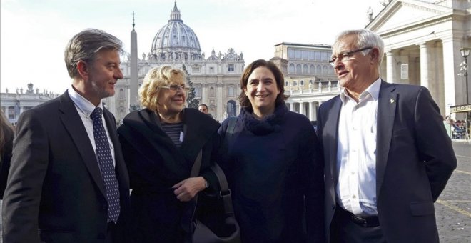 Los alcaldes de Zaragoza, Pedro Santisteve, de Madrid, Manuela Carmena, de Barcelona, AdaColau, y de Valencia, Joan Ribó, en una visita al Vaticano en diciembre pasado. / EFE / JORGE ORTIZ