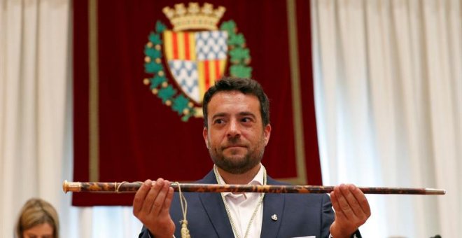 20/06/2018.- El candidato socialista a la alcaldía de Badalona (Barcelona), Álex Pastor, muestra el bastón de mando tras desbancar a la alcaldesa Dolors Sabater (Guanyem Badalona en Comú) al frente del gobierno municipal con los catorce votos de PSC, PP y