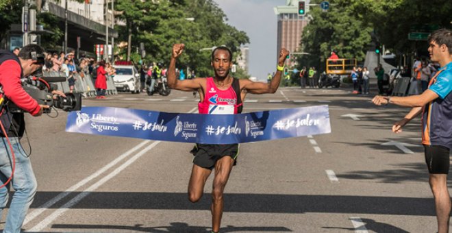 Gizaw Bekele finaliza como ganador la carrera Liberty de Madrid.