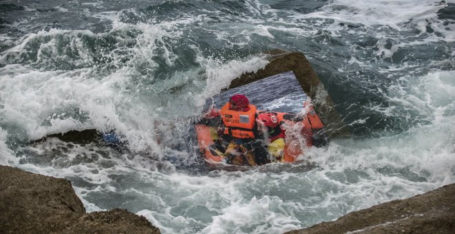 Fotografía en el rompeolas de Castro Urdiales que refleja el rescate de los migrantes en el Mediterráneo. OLMO CALVO