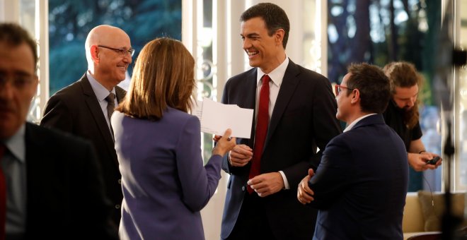 El presidente del Gobierno, Pedro Sánchez, charla con el director de informativos de TVE José Antonio Álvarez Gundín, y los presentadores Ana Blanco y Sergio Martín, antes de la entrevista que ofreció desde el Palacio de La Moncloa. EFE/JuanJo Martín