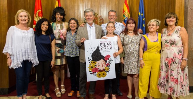 Las siete pregoneras del Pilar 2018, Carolina García, Trinidad García, María Jesús Lázaro, María Jesús Lorente, Ludmila Mercerón, Sagrario Sáiz y Justina Lordachescu, con el alcalde de Zaragoza, Pedro Santisteve; la vicealcaldesa Luisa Broto, y el conceja