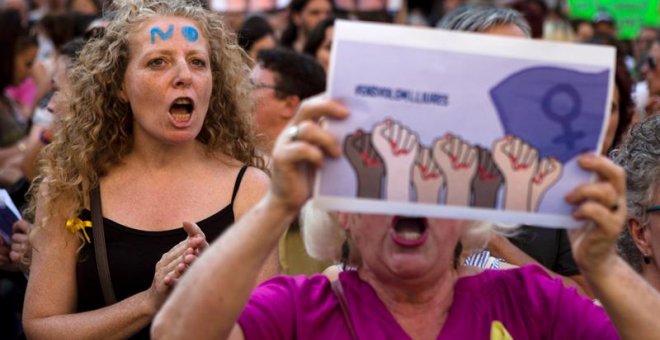 Cientos de personas se han concentrado esta tarde en la plaza Sant Jaume de Barcelona para expresar su rechazo hacia la decisión judicial de dejar en libertad bajo fianza a los integrantes de La Manada. EFE/Quique García