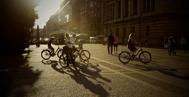 Bicicletas aparcadas en el punto BiciMAD de la calle Orense - Manuel Tapia