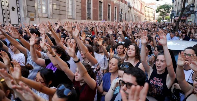 Manifestación de mujeres en Madrid, esta tarde ante el Ministerio de Justicia, en protesta por la puesta en libertad de 'La Manada'. (JUAN CARLOS HIDALGO | EFE)