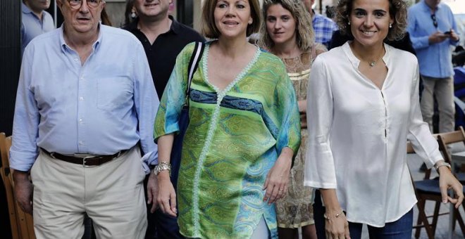 La secretaria general del PP y candidata a presidir el partido, María Dolores de Cospedal (c), acompañada, entre otros, de la ex ministra Dolors Montserrat, protagonizó este mediodía un acto de campaña con afiliados y simpatizantes en la sede del PP en Ba