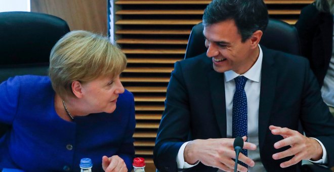 24/06/2018 La canciller alemana Angela Merkel habla con el presidente del Gobierno, Pedro Sanchez, durante la minicumbre sobre inmigración celebrada en Bruselas. REUTERS/Yves Herman