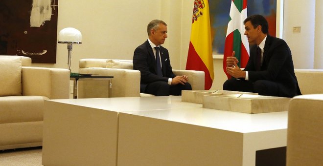 El presidente del Gobierno, Pedro Sánchez, y el presidente del Gobierno Vasco, Iñigo Urkullu, durante una reunión. / LA MONCLOA