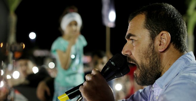 Nasser Zefzafi, líder del movimiento activista y social Hirak dando un discurso en el Rif marroquí. / Reuters