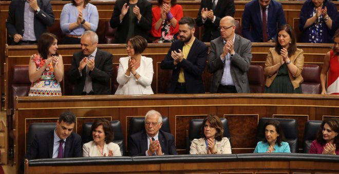 La bancada socialista aplaude durante el pleno del Congreso ante el que comparece el jefe del Ejecutivo, Pedro Sánchez, para informar, con carácter previo, del próximo Consejo Europeo que tendrá lugar a finales de esta semana en Bruselas. EFE/Ballesteros