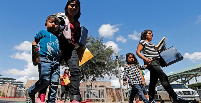 Familias migrantes son procesadas en la Estación Central de Autobuses antes de ser trasladadas a Caridades Católicas, en McAllen, Texas (EEUU).-  EFE/LARRY W. SMITH