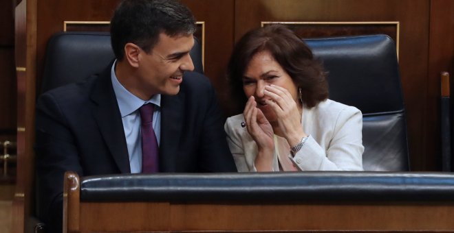 El presidente del Gobierno, Pedro Sánchez,  conversa con la vicepresidenta, Carmen Calvo. EFE/Ballesteros