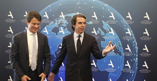 El ex primer ministro de Francia Manuel Valls, junto al expresidente del gobierno español José María Aznar (d), durante la clausura la III Semana Atlántica del IADG donde pronuncia la conferencia magistral "La importancia de los valores en la política", h