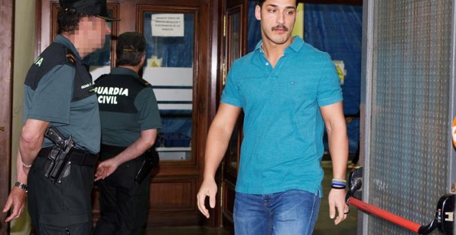 25/06/2018.- Alfonso Jesús Cabezuelo, uno de los componentes de la manada a su salida del juzgado de guardia de Sevilla, uno de los requisitos impuestos por la Audiencia Provincial de Navarra que les permitió abandonar la cárcel bajo fianza el pasado vier