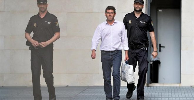 28/06/2018.- El presidente de la Diputación de Valencia, Jorge Rodríguez (c), en el momento de quedar en libertad. Rodríguez y los otros cinco detenidos en el caso Alquería por corrupción han quedado en libertad pero siguen investigados por malversación y